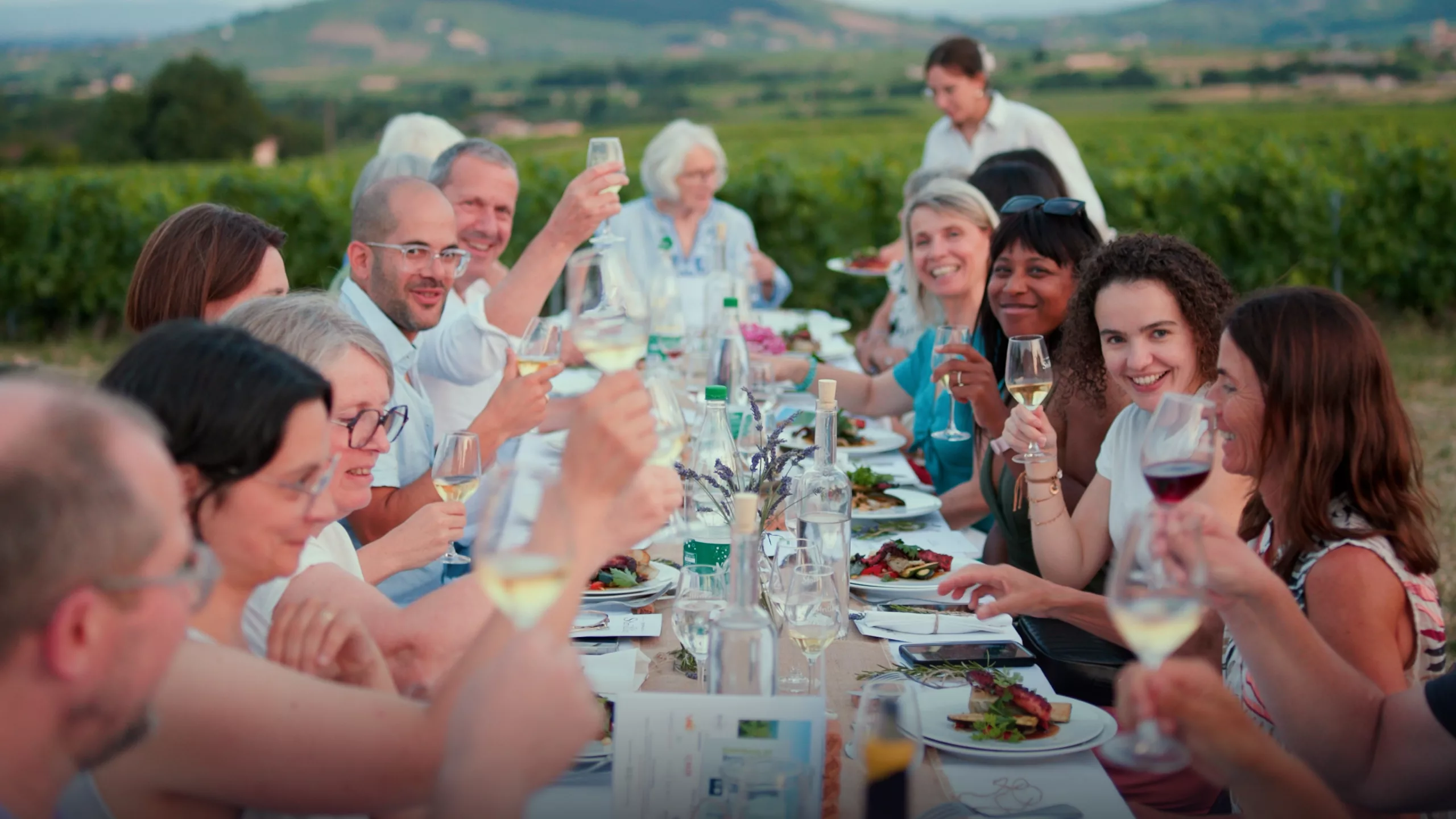 Tablée dans les vignes pendant le Festival Bienvenue en Beaujonomie