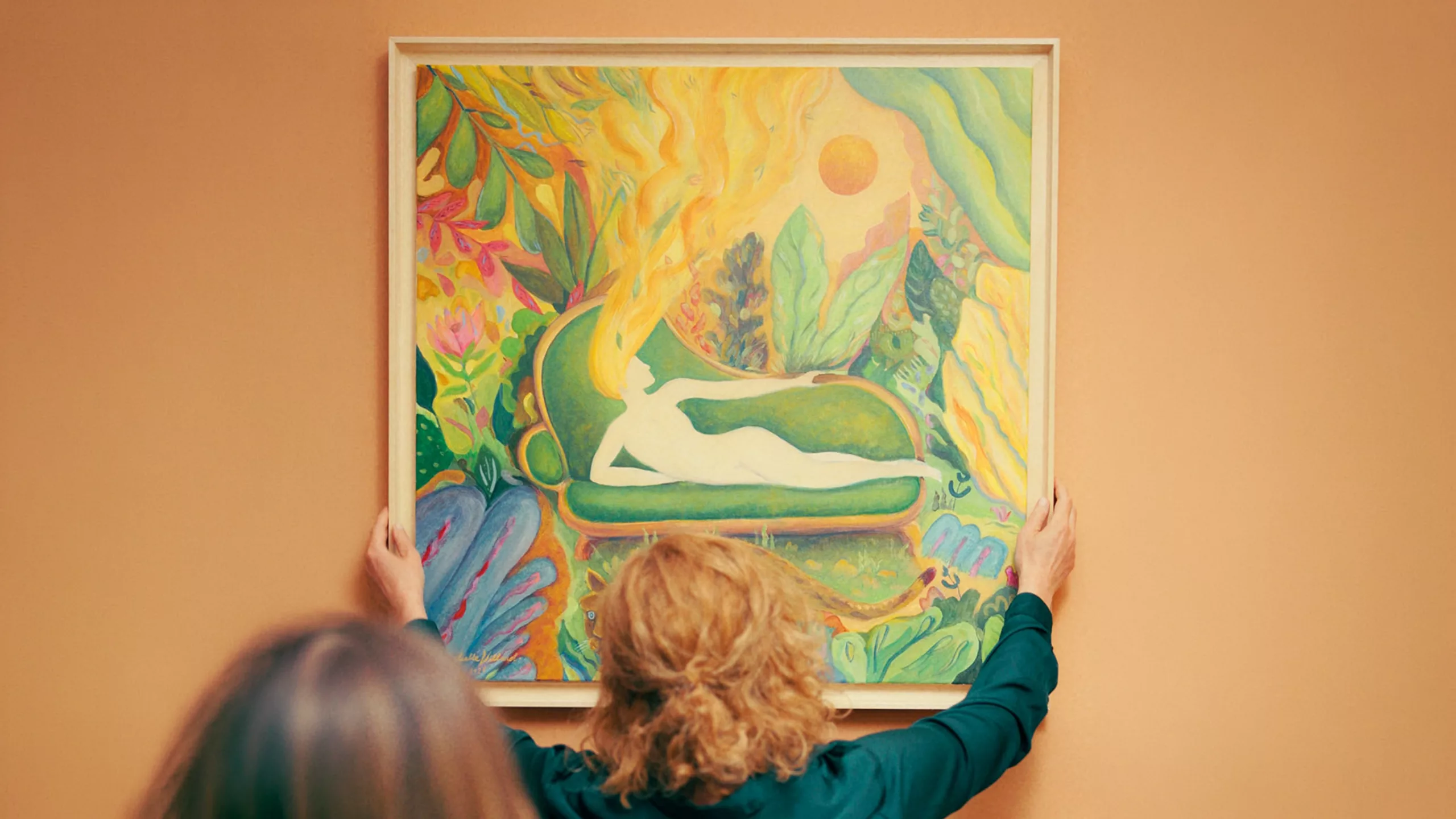 Juliette Villard accroche son tableau Il Sogno
